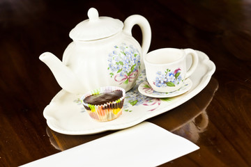 Cupcake with a note and tea