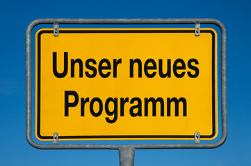Ortsschild mit blauem Himmel UNSER NEUES PROGRAMM