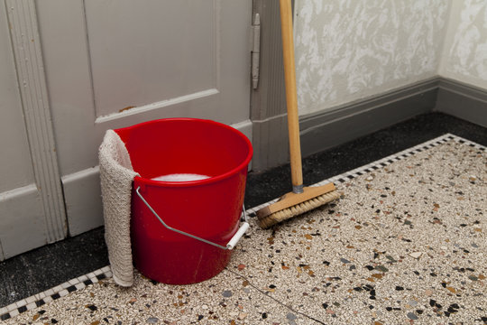 Putzen im Treppenhaus