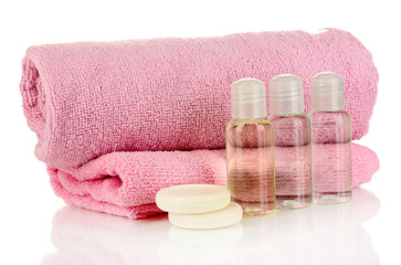 Obraz na płótnie Canvas Hotel Butelki kosmetyczne z ręcznikiem na białym tle