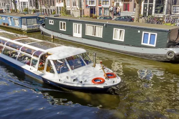 Fototapeten View on houseboats, Amsterdam, the Netherlands © tetyanaustenko