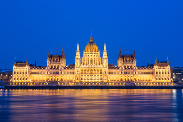 Fototapeta na wymiar Parlament i Danau w Budapeszcie w Zmierzchu