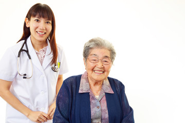 Obraz premium 笑顔の女医と高齢者