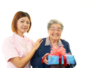 プレゼントを持ち微笑む高齢者