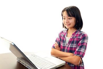 パソコンを楽しむ女の子
