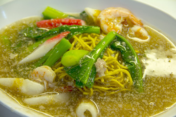 Crispy noodle with sea food sauce