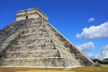 Fototapeta na wymiar pyramide de Kukulcan