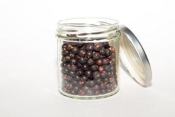 Wacholderbeeren im Vorratsglas