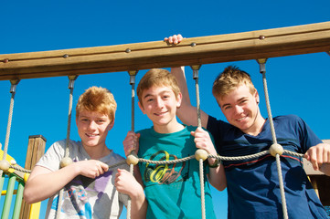 Gruppe Teenager am Klettergerüst