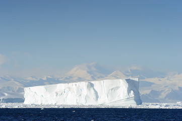 Fototapeta na wymiar Iceberg przed wybrzeżu Antarktydy.