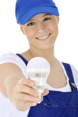 Freundliche Handwerkerin mit LED Energiesparlampe