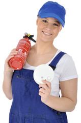 Freundliche Handwerkerin mit Feuerlöscher und Rauchmelder