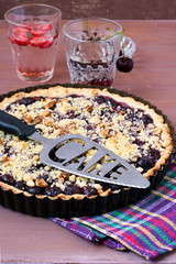 Cherry crumble pie