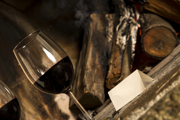 Copas de vino en el hogar. Escriba su mensaje.