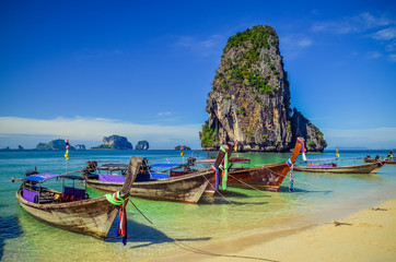 Obraz premium Beautiful tropical ocean beach with long tail boats in Andaman s