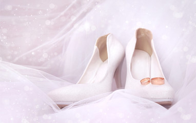 Luxury wedding shoes with wedding rings