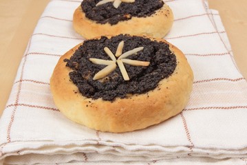 yeast rolls with poppy seed filling