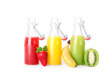 frische Fruchtsäfte in Flaschen