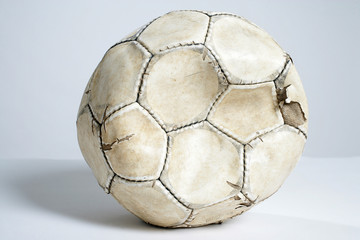 Alter, beschaedigter und verbeulter Fussball aus Leder