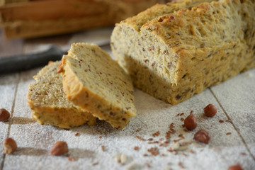 Kastenbrot mit Körnern und Nüssen