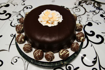Gateau et petits choux au chocolat et décoration en pâte à sucre