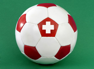 Fussball mit Schweizer Nationalflagge auf dem Leder.