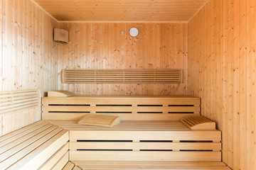 Fototapeta na wymiar zdrowe drewniana sauna parowa z budzikiem i drewna leżakami