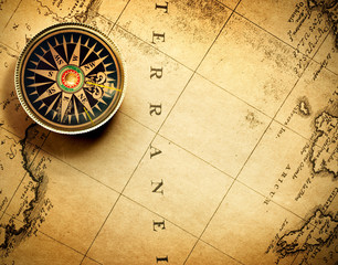 Fototapeta na wymiar stary kompas na mapie rocznika 1732