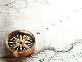 Fototapeta na wymiar Kompas na mapie starych 1732
