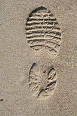 Abdruck eines Schuhs im Sand