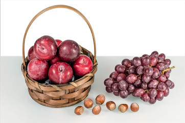 Pflaumen im Korb mit Weintrauben 1