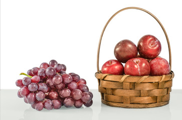 Pflaumen im Korb mit Weintrauben 2