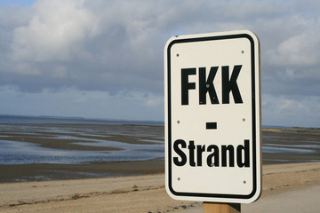 FKK-Schild am Suedstrand von Wyk auf Foehr mit bedecktem Himmel.