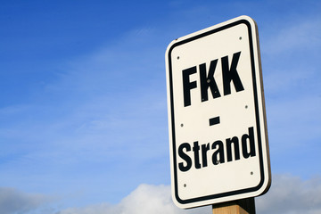 FKK-Schild am Suedstrand von Wyk auf Foehr mit bedecktem Himmel