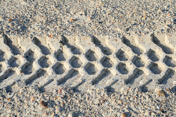 Fototapeta na wymiar Reifenspur im Sand am Strand..