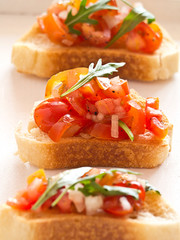 Antipasti aus Tomaten, Ruccola und Zwiebeln.