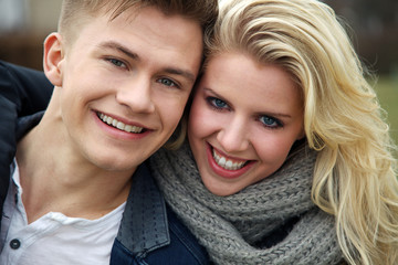 Pärchen im Park lacht Nahaufnahme