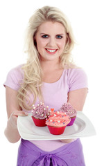Frau serviert Cupcakes Porträt