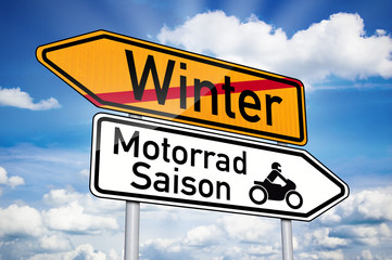 Wegweiser mit Winter und Motorradsaison © Stockwerk-Fotodesign