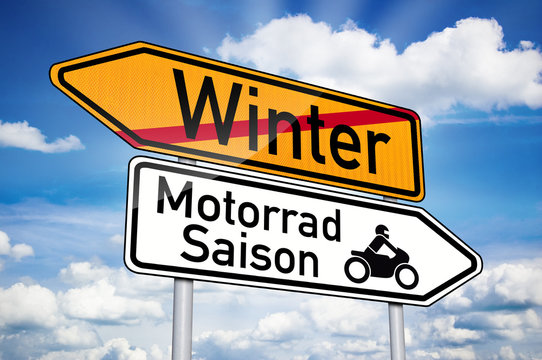 Wegweiser mit Winter und Motorradsaison