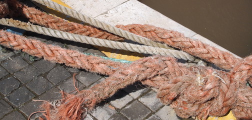 Particolare di corda per ormeggio di barche