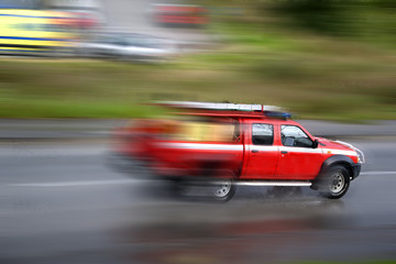 Obraz na płótnie Canvas Firefighter pojazdu płukanie