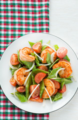 Snow peas and tomato salad with shrimps (prawns)