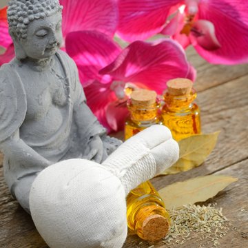 Buddha mit Rosmarin, Kräuterstempel und Öl