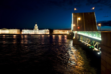 Fototapeta na wymiar Drawbridges in St Petersburg, Rusia