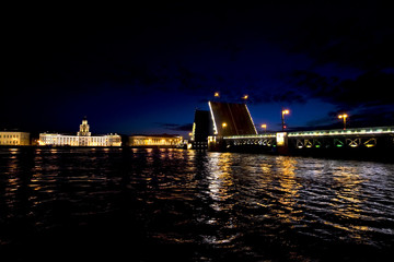 Fototapeta na wymiar Drawbridges in St Petersburg, Rusia