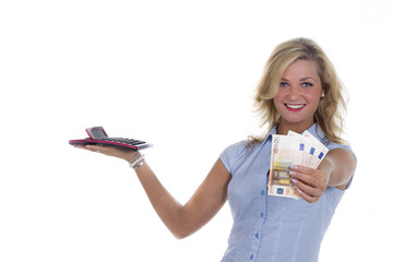 Blonde Frau hält Taschenrechner und Geld in der Hand