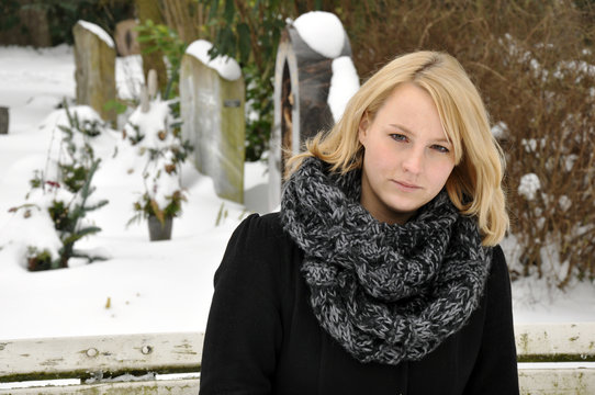 Junge Frau trauert auf Friedhof