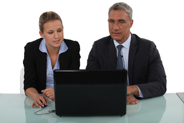 Obraz premium A team of business professionals reading an e-mail