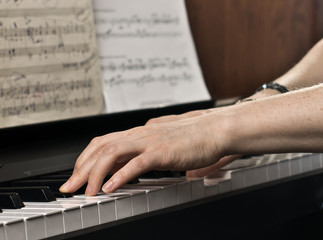 Игра на пианино.